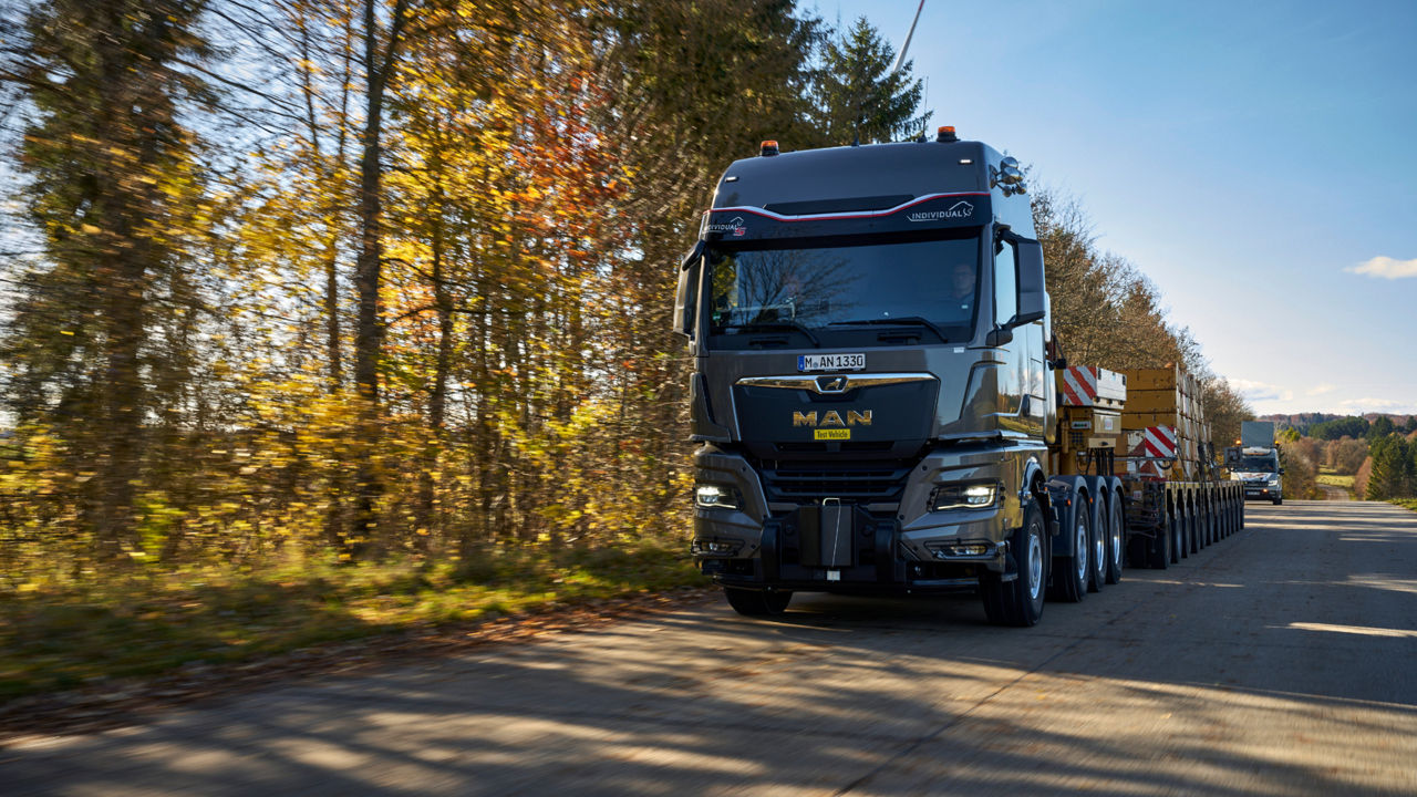 Transporte pesado MAN em estrada reta
